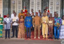 Les lauréats burkinabè de la 29e édition du FESPACO présentent leurs trophées au Chef de l’État