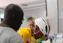 Paul Daumont, Maillot Jaune du Tour du Faso 2025, honore l’Hôtel Delwendé